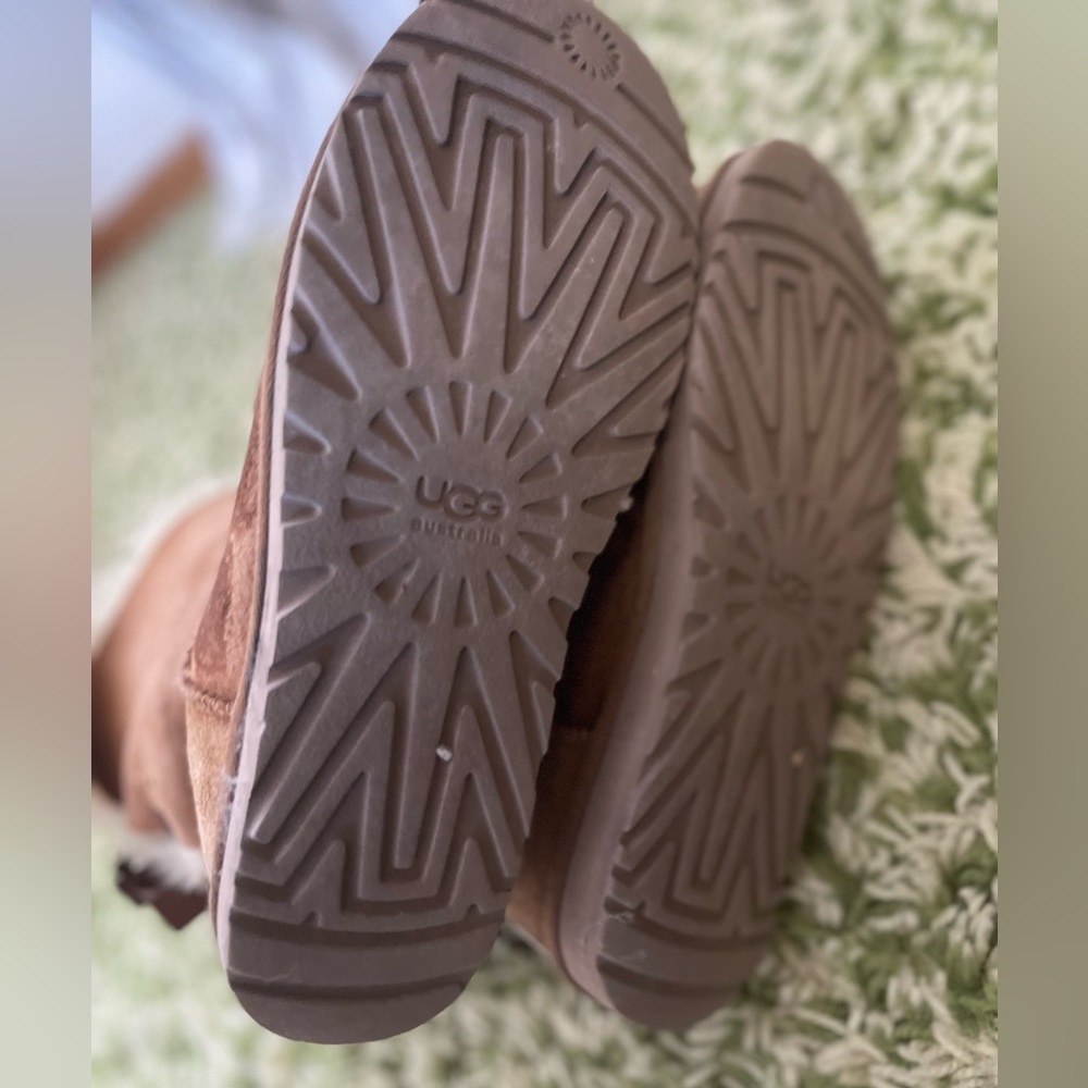 Bailey Bow Uggs - Picture 4 of 5